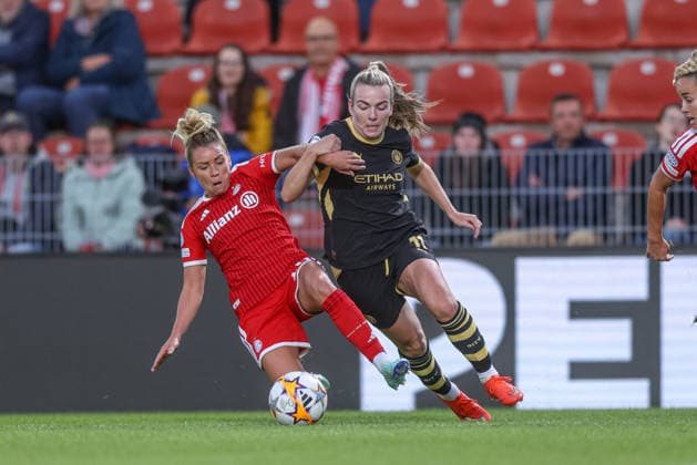 GER, München, FC Bayern München vs Manchester City, Womens Champions League, Fussball, UEFA, Spielzeit 2026 2027, uhlsport Park, 1. Spieltag im Bild v.l.: Linda Dallmann (FC Bayern München Frauen 10), Lauren Hemp (Manchester City Frauen 11), Zweikampf DFB DFL REGULATIONS PROHIBIT ANY USE OF PHOTOGRAPHS AS IMAGE SEQUENCES AND OR QUASI-VIDEO, 22.09.2026 Copyright: HMBxMedia HendrikxHamelau