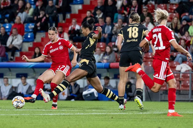 Kampf um den Ball Zweikampf zwischen Klara Buehl (FC Bayern Muenchen Frauen, 17) und Jade Rose (Manchester City WFC, 04) GER, FC Bayern Muenchen Frauen vs. Manchester City WFC, UEFA Womans Champions League, Ligaphase, 1. Spieltag, Spielzeit 2026 2027, 22.09.2026 (DFL DFB REGULATIONS PROHIBIT ANY USE OF PHOTOGRAPHS as IMAGE SEQUENCES and or QUASI-VIDEO). Foto: HMB Media Heike Feiner Copyright: HMBxMedia HeikexFeiner