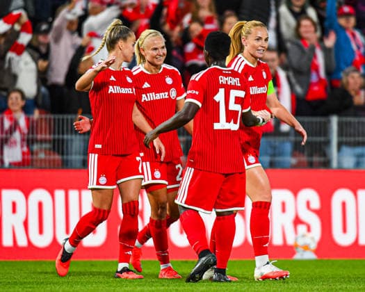 22.09.2026, Unterhaching, Deutschland. UEFA Women s Champions League, 1. Spieltag der Ligaphase: FC Bayern München Frauen gegen Manchester City. UWCL-Auftakt der FC Bayern Frauen und erstes UWCL-Pflichtspiel im neuen Zuhause Sportpark Unterhaching. FC Bayern jubelt. Giulia Gwinn (FC Bayern Frauen) mit Pernille Harder (FC Bayern Frauen) mit Bernadette Amani (FC Bayern Frauen) und Glodis Perla Viggosdottir (FC Bayern Frauen)