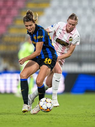 260922 Michela Cambiaghi of Inter and Emma Östlund of Häcken during the Women s Champions League football match between Inter and Häcken on September 22, 2026 in Monza. Photo: Carl Sandin BILDBYRAN kod CS CS0982 fotboll football soccer fotball uefa womens champions league inter häcken dam bbeng Copyright: CARLxSANDIN BB260922CS068