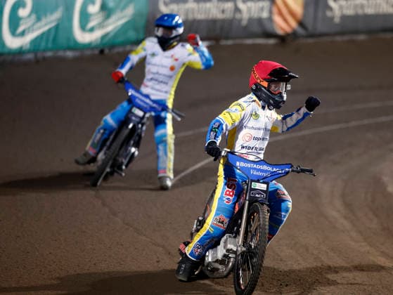 VÄSTERVIK, SWEDEN 20260922 Västervik s Jacob Thorssell and Grzegorz Zangota clench their fists after a five-way in heat six during Tuesday s decisive Swedish Championship final in speedway between Västervik and Dackarna at Hejla Arena in Västervik. VÄSTERVIK SWEDEN x60160x