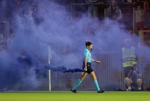 Schiedsrichterin beseitigt Rauchbombe. Frauenfussball: Muenchen - Manchester. Frauen - Fußball - Championsleague, FC Bayern München - Manchester City, Gruppenphase Saison 2026-2027, am 22.09.2026 in Unterhaching, S P O R T P A R K U N T E R H A C H I N G, Deutschland. Quelle Copyright Credit : Oryk HAIST