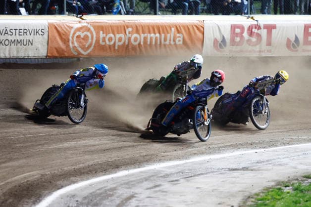 VÄSTERVIK, SWEDEN 20260922 Västervik s Grzegorz Zengota and Jacob Thorsell in the sixth heat during Tuesday s decisive Swedish Championship final in speedway between Västervik and Dackarna at Hejla Arena in Västervik. VÄSTERVIK SWEDEN x60160x