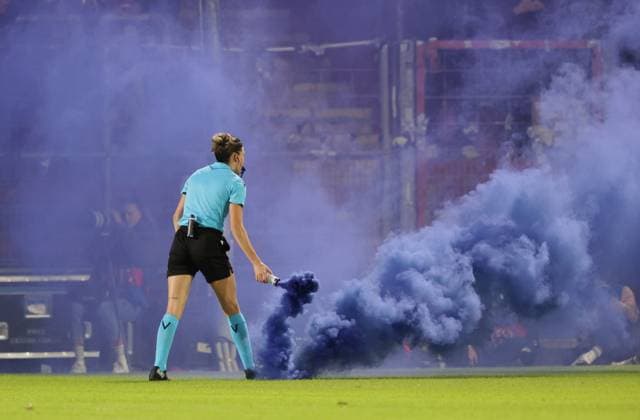 Schiedsrichterin beseitigt Rauchbombe. Frauenfussball: Muenchen - Manchester. Frauen - Fußball - Championsleague, FC Bayern München - Manchester City, Gruppenphase Saison 2026-2027, am 22.09.2026 in Unterhaching, S P O R T P A R K U N T E R H A C H I N G, Deutschland. Quelle Copyright Credit : Oryk HAIST