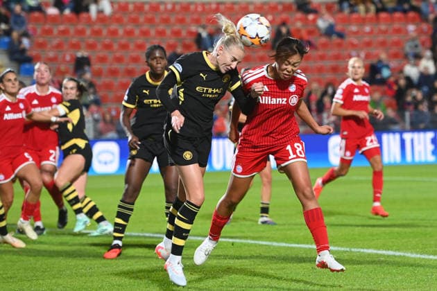Strafraumszene:Torchance Momoko TANIKAWA (FCB), Aktion,Zweikampf gegen Grace CLINTON (Manchester City),Kopfball. Fussball Champions League der Frauen , Ligaphase. FC Bayern Muenchen - Manchester City am 22.09.2026 Sportpark Unterhaching.