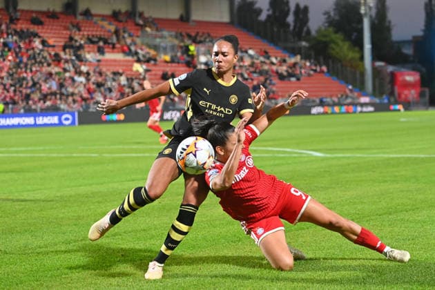 Jovana DAMNJANOVIC (FCB), Aktion,Zweikampf gegen Jade ROSE (Manchester City). Fussball Champions League der Frauen , Ligaphase. FC Bayern Muenchen - Manchester City am 22.09.2026 Sportpark Unterhaching.