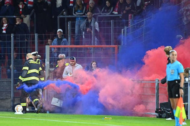 Rauchbomben kurz vor Ende der Halbzeit, Blauer und roter Rauch steig auf. Fussball Champions League der Frauen , Ligaphase. FC Bayern Muenchen - Manchester City am 22.09.2026 Sportpark Unterhaching.