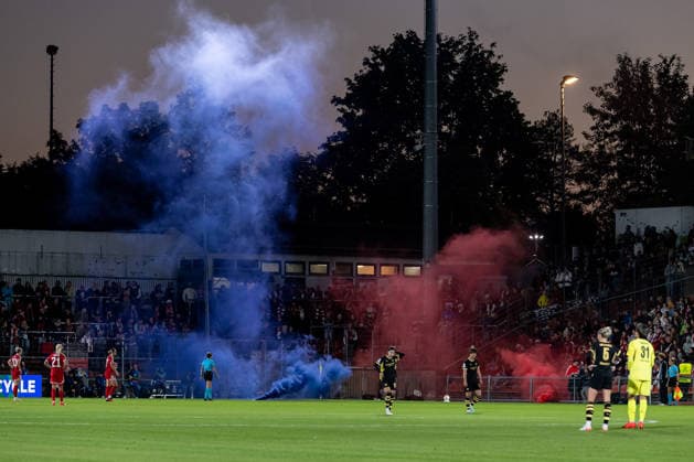 Pyrotechnik in roter und blauer Farbe in der Heimkurve GER, FC Bayern Muenchen Frauen vs. Manchester City WFC, UEFA Womans Champions League, Ligaphase, 1. Spieltag, Spielzeit 2026 2027, 22.09.2026 (DFL DFB REGULATIONS PROHIBIT ANY USE OF PHOTOGRAPHS as IMAGE SEQUENCES and or QUASI-VIDEO). Foto: HMB Media Franz Feiner Copyright: HMBxMedia FranzxFeiner