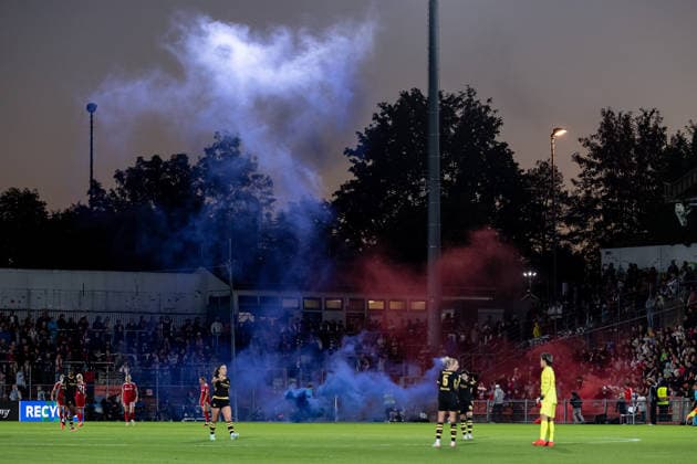 Pyrotechnik in roter und blauer Farbe in der Heimkurve GER, FC Bayern Muenchen Frauen vs. Manchester City WFC, UEFA Womans Champions League, Ligaphase, 1. Spieltag, Spielzeit 2026 2027, 22.09.2026 (DFL DFB REGULATIONS PROHIBIT ANY USE OF PHOTOGRAPHS as IMAGE SEQUENCES and or QUASI-VIDEO). Foto: HMB Media Franz Feiner Copyright: HMBxMedia FranzxFeiner