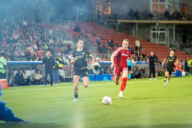 Fussball: UEFA Womens Champions League, 1. Spieltag, FC Bayern München Frauen - Manchester City Womens Football Club am 22.09.2026 in München (Sportpark Unterhaching), Deutschland, Saison 2026 2027: Fan-Protest SpVgg Unterhaching Pyrotechnik Rauchfackel in Farben der Fans Franziska Kett (FC Bayern München, 20) Kerstin Casparij (Manchester City, 18) München Sportpark Unterhaching Deutschland Copyright: xPhilippxImhofx