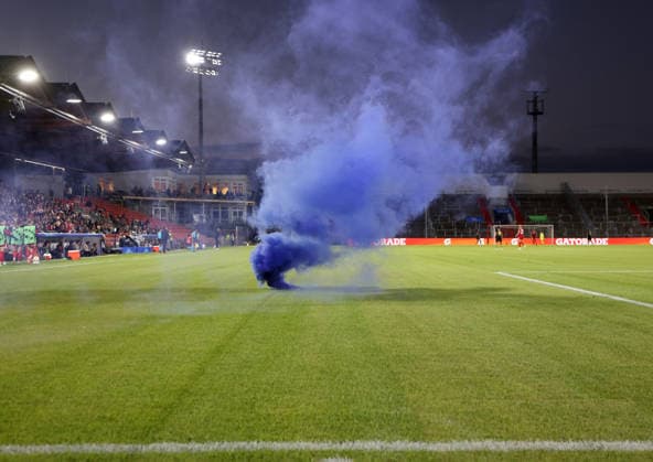 Fussball, Frauen Champions League, Saison 2026 2027, FC Bayern München - Manchester City, 1.Spieltag, Sportpark Unterhaching Eine Rauchbombe, Raketerauchtopf wurde auf das Spielfeld während dem Spiel geworfen, Pyro