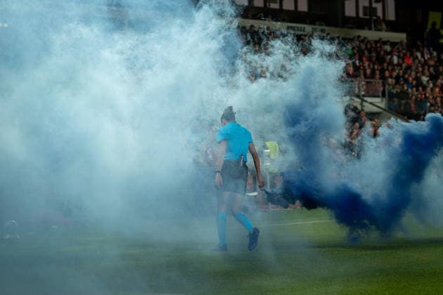 Fussball: UEFA Womens Champions League, 1. Spieltag, FC Bayern München Frauen - Manchester City Womens Football Club am 22.09.2026 in München (Sportpark Unterhaching), Deutschland, Saison 2026 2027: Fan-Protest SpVgg Unterhaching Pyrotechnik Rauchfackel in Farben der Fans Olatz Rivera Olmedo (Schiedsrichterin, FC Bayern München - Manchester City) München Sportpark Unterhaching Deutschland Copyright: xPhilippxImhofx
