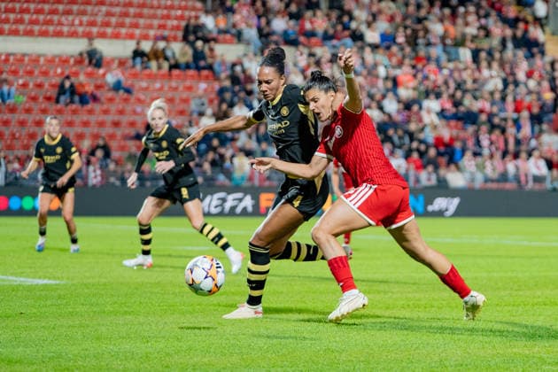 Jade Rose (4 Manchester) und Jovana Damnjanovic (9 Bayern) in Aktion beim UEFA Womens Champions League Spiel FC Bayern München - Manchester City am 22.09.2026. Unterhaching uhlsport PARK Bayern Deutschland