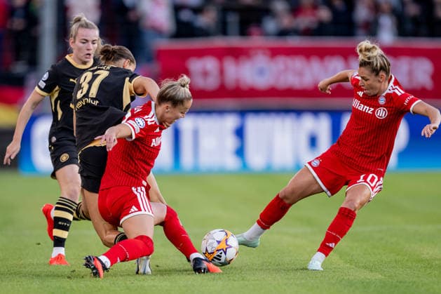 Kampf um den Ball von Carlotta Wamser (Manchester City WFC, 37) mit Giulia Gwinn (FC Bayern Muenchen Frauen, 07) und Linda Dallmann (FC Bayern Muenchen Frauen, 10) GER, FC Bayern Muenchen Frauen vs. Manchester City WFC, UEFA Womans Champions League, Ligaphase, 1. Spieltag, Spielzeit 2026 2027, 22.09.2026 (DFL DFB REGULATIONS PROHIBIT ANY USE OF PHOTOGRAPHS as IMAGE SEQUENCES and or QUASI-VIDEO). Foto: HMB Media Heike Feiner Copyright: HMBxMedia HeikexFeiner