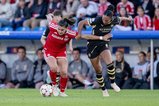 Kampf um den Ball Zweikampf zwischen Jovana Damnjanovic (FC Bayern Muenchen Frauen, 09) und Jade Rose (Manchester City WFC, 04) GER, FC Bayern Muenchen Frauen vs. Manchester City WFC, UEFA Womans Champions League, Ligaphase, 1. Spieltag, Spielzeit 2026 2027, 22.09.2026 (DFL DFB REGULATIONS PROHIBIT ANY USE OF PHOTOGRAPHS as IMAGE SEQUENCES and or QUASI-VIDEO). Foto: HMB Media Heike Feiner Copyright: HMBxMedia HeikexFeiner