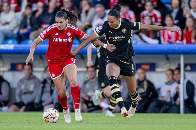 Kampf um den Ball Zweikampf zwischen Jovana Damnjanovic (FC Bayern Muenchen Frauen, 09) und Jade Rose (Manchester City WFC, 04) GER, FC Bayern Muenchen Frauen vs. Manchester City WFC, UEFA Womans Champions League, Ligaphase, 1. Spieltag, Spielzeit 2026 2027, 22.09.2026 (DFL DFB REGULATIONS PROHIBIT ANY USE OF PHOTOGRAPHS as IMAGE SEQUENCES and or QUASI-VIDEO). Foto: HMB Media Heike Feiner Copyright: HMBxMedia HeikexFeiner