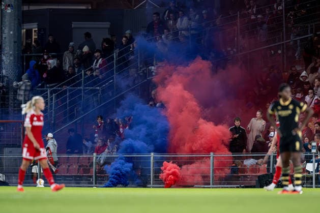 Pyrotechnik in roter und blauer Farbe in der Heimkurve GER, FC Bayern Muenchen Frauen vs. Manchester City WFC, UEFA Womans Champions League, Ligaphase, 1. Spieltag, Spielzeit 2026 2027, 22.09.2026 (DFL DFB REGULATIONS PROHIBIT ANY USE OF PHOTOGRAPHS as IMAGE SEQUENCES and or QUASI-VIDEO). Foto: HMB Media Franz Feiner Copyright: HMBxMedia FranzxFeiner