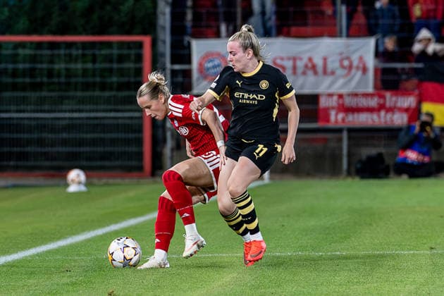 Kampf um den Ball Zweikampf zwischen Franziska Kett (FC Bayern Muenchen Frauen, 20) und Lauren Hemp (Manchester City WFC, 11) GER, FC Bayern Muenchen Frauen vs. Manchester City WFC, UEFA Womans Champions League, Ligaphase, 1. Spieltag, Spielzeit 2026 2027, 22.09.2026 (DFL DFB REGULATIONS PROHIBIT ANY USE OF PHOTOGRAPHS as IMAGE SEQUENCES and or QUASI-VIDEO). Foto: HMB Media Franz Feiner Copyright: HMBxMedia FranzxFeiner