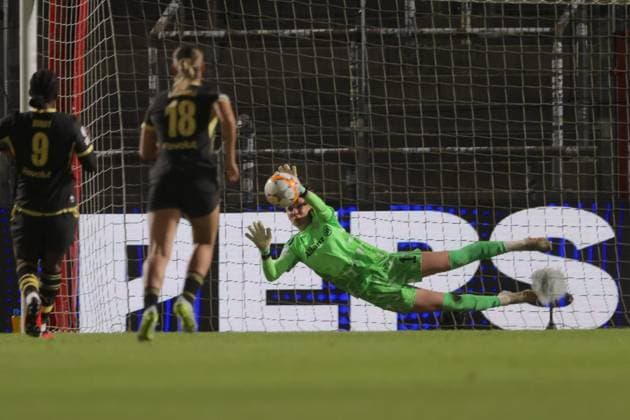 Bayerns 1 Torfrau Ena MAHMUTOVIC parriert Strafstoss. Frauenfussball: Muenchen - Manchester. Frauen - Fußball - Championsleague, FC Bayern München - Manchester City, Gruppenphase Saison 2026-2027, am 22.09.2026 in Unterhaching, S P O R T P A R K U N T E R H A C H I N G, Deutschland. Quelle Copyright Credit : Oryk HAIST