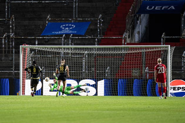 Ena Mahmutovic (1 Bayern) hält den Elfmeter beim UEFA Womens Champions League Spiel FC Bayern München - Manchester City am 22.09.2026. Unterhaching uhlsport PARK Bayern Deutschland