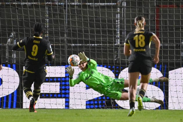 Ena MAHMUTOVIC (Torfrau FCB) haelt einen Elfmeter,Strafstoss, Parade, Fussball Champions League der Frauen , Ligaphase. FC Bayern Muenchen - Manchester City am 22.09.2026 Sportpark Unterhaching.