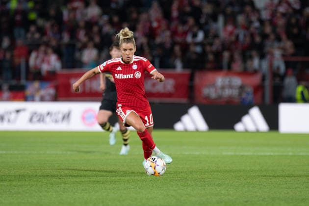 Linda Dallmann (10 FC Bayern) in Aktion beim UEFA Womens Champions League Spiel FC Bayern München - Manchester City am 22.09.2026. Unterhaching uhlsport PARK Bayern Deutschland