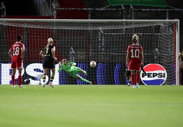 Fussball, Frauen Champions League, Saison 2026 2027, FC Bayern München - Manchester City, 1.Spieltag, Sportpark Unterhaching Ena Mahmutovic (FC Bayern München) hält einen Strafstoss, Elfmeter von Khadija Shaw (Manchester City)