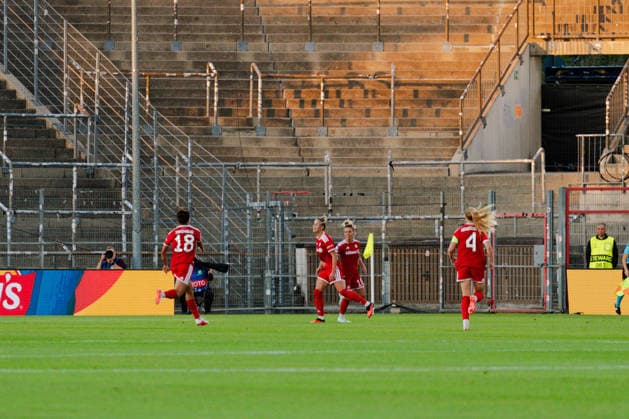 22.09.2026, GER, Fussball, Frauen, UEFA Womens Champions League, Saison 2026 2027, 1. Spieltag, FC Bayern München Frauen vs. Manchester City Giulia Gwinn ( FC Bayern Muenchen 7 ) freut sich über das Tor zum 1:0 mit Momoko Tanikawa ( FC Bayern Muenchen 18 ), Glodis Perla Viggosdottir ( FC Bayern Muenchen 4 ) München Sportpark Unterhaching Bayern Deutschland Copyright: xNordphoto Vux