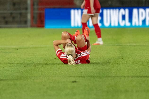 Fussball: UEFA Womens Champions League, 1. Spieltag, FC Bayern München Frauen - Manchester City Womens Football Club am 22.09.2026 in München (Sportpark Unterhaching), Deutschland, Saison 2026 2027: Pernille Harder (FC Bayern München, 21) Verletzung München Sportpark Unterhaching Deutschland Copyright: xPhilippxImhofx