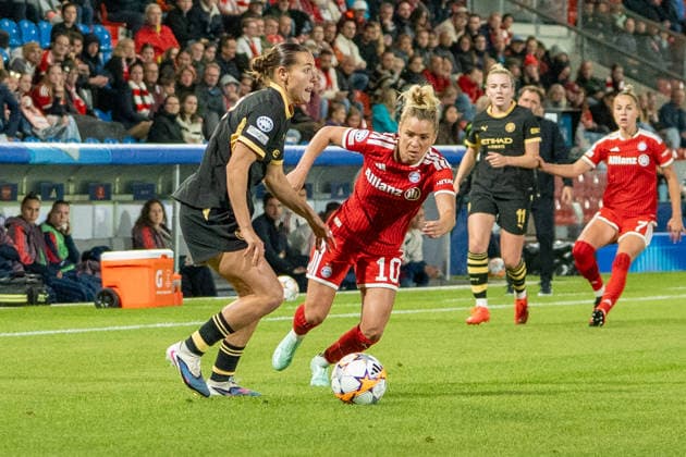 Fussball: UEFA Womens Champions League, 1. Spieltag, FC Bayern München Frauen - Manchester City Womens Football Club am 22.09.2026 in München (Sportpark Unterhaching), Deutschland, Saison 2026 2027: Linda Dallmann (FC Bayern München, 10) Kerstin Casparij (Manchester City, 18) München Sportpark Unterhaching Deutschland Copyright: xPhilippxImhofx