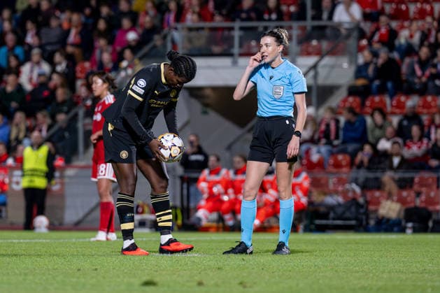 Jade Rose (Manchester City WFC, 04) legt sich den Ball zum Elfmeter Strafstoss zurecht, daneben Olatz Rivera Olmedo (Schiedsrichterin, ESP) GER, FC Bayern Muenchen Frauen vs. Manchester City WFC, UEFA Womans Champions League, Ligaphase, 1. Spieltag, Spielzeit 2026 2027, 22.09.2026 (DFL DFB REGULATIONS PROHIBIT ANY USE OF PHOTOGRAPHS as IMAGE SEQUENCES and or QUASI-VIDEO). Foto: HMB Media Heike Feiner Copyright: HMBxMedia HeikexFeiner