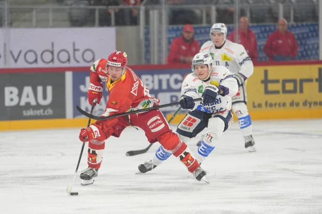 Biel Bienne, Switzerland - September 22: Mark Sever (23 EHCB) against Tim Muggli (43 HCAP) during the National League match between EHC Biel-Bienne and HC Ambri-Piotta at Tissot Arena on September 22, 2026 in Biel Bienne, Switzerland. Copyright: xKjetilxWaberx xSPPx Sportspressphoto_SPR237197