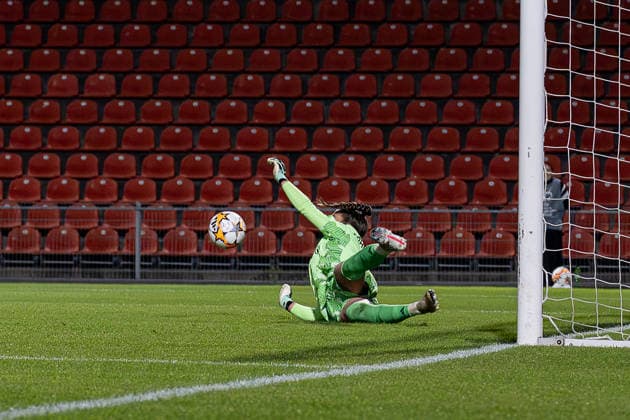 Ena Mahmutovic (Torfrau, FC Bayern Muenchen Frauen, 01) wehrt den Elfmete Strafstoss von Jade Rose (Manchester City WFC, 04) - nicht im Bild - ab GER, FC Bayern Muenchen Frauen vs. Manchester City WFC, UEFA Womans Champions League, Ligaphase, 1. Spieltag, Spielzeit 2026 2027, 22.09.2026 (DFL DFB REGULATIONS PROHIBIT ANY USE OF PHOTOGRAPHS as IMAGE SEQUENCES and or QUASI-VIDEO). Foto: HMB Media Heike Feiner Copyright: HMBxMedia HeikexFeiner