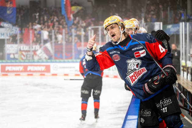 22.09.2026 - Eishockey - Saison 2026 2027 - Penny DEL - Nürnberg Ice Tigers Icetigers - Adler Mannheim - ThHa - xthxhax - Torjubel, Freude, Jubel Jake Ustorf (48, Nürnberg Ice Tigers, NIT )