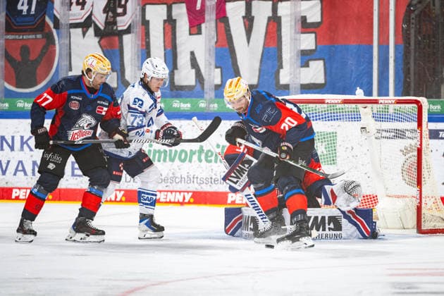 22.09.2026 - Eishockey - Saison 2026 2027 - Penny DEL - Nürnberg Ice Tigers Icetigers - Adler Mannheim - ThHa - xthxhax - Ryan Jones (20, Nürnberg Ice Tigers, NIT ) blockt den Schuss