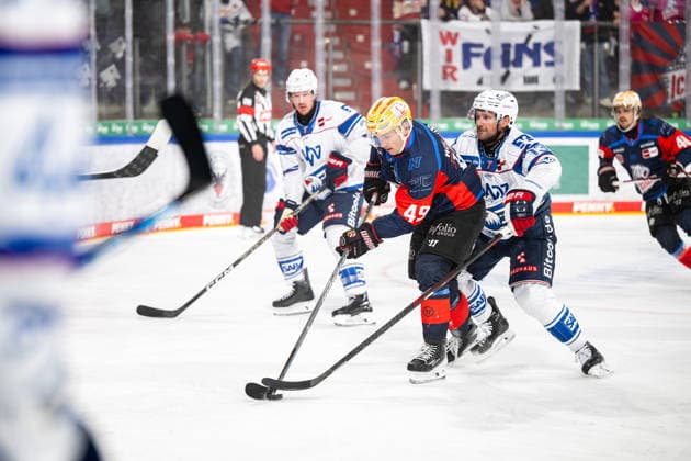22.09.2026 - Eishockey - Saison 2026 2027 - Penny DEL - Nürnberg Ice Tigers Icetigers - Adler Mannheim - ThHa - xthxhax - Thomas Heigl (49, Nürnberg Ice Tigers, NIT ) Brooks Macek (13, Adler Mannheim )