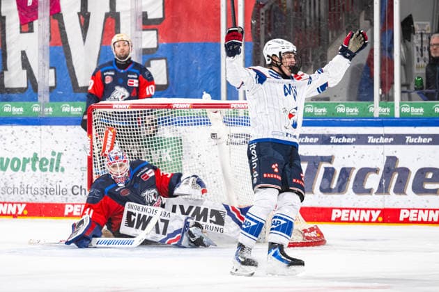 22.09.2026 - Eishockey - Saison 2026 2027 - Penny DEL - Nürnberg Ice Tigers Icetigers - Adler Mannheim - ThHa - xthxhax - Torjubel, Freude, Jubel Max Calce (39, Adler Mannheim ) traurig, enttäuscht Evan Barratt (10, Nürnberg Ice Tigers, NIT ) Niklas Treutle (31, Nürnberg Ice Tigers, NIT )