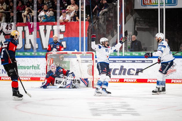 22.09.2026 - Eishockey - Saison 2026 2027 - Penny DEL - Nürnberg Ice Tigers Icetigers - Adler Mannheim - ThHa - xthxhax - Torjubel, Freude, Jubel Max Calce (39, Adler Mannheim ) und Tom Kühnhackl Kuehnhackl (34, Adler Mannheim ) traurig, enttäuscht Evan Barratt (10, Nürnberg Ice Tigers, NIT ) Niklas Treutle (31, Nürnberg Ice Tigers, NIT )