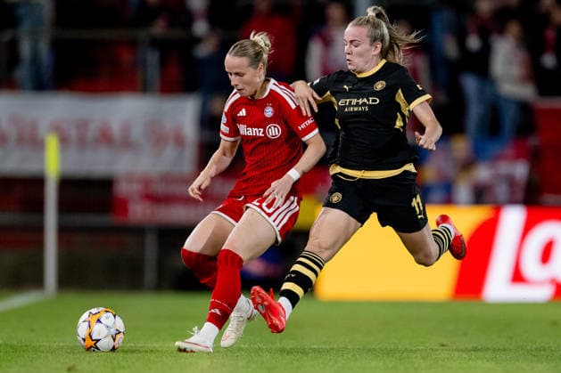 Kampf um den Ball Zweikampf zwischen Franziska Kett (FC Bayern Muenchen Frauen, 20) und Lauren Hemp (Manchester City WFC, 11) GER, FC Bayern Muenchen Frauen vs. Manchester City WFC, UEFA Womans Champions League, Ligaphase, 1. Spieltag, Spielzeit 2026 2027, 22.09.2026 (DFL DFB REGULATIONS PROHIBIT ANY USE OF PHOTOGRAPHS as IMAGE SEQUENCES and or QUASI-VIDEO). Foto: HMB Media Heike Feiner Copyright: HMBxMedia HeikexFeiner