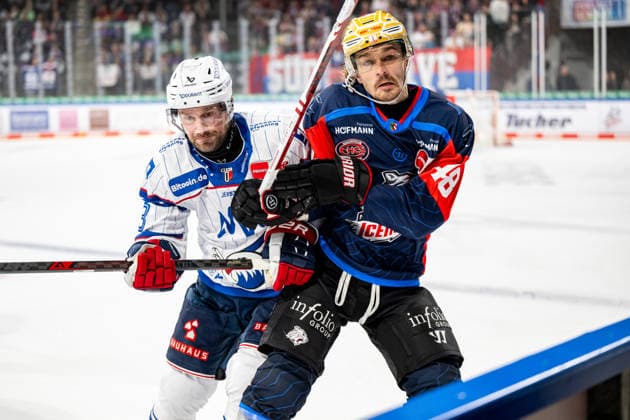 22.09.2026 - Eishockey - Saison 2026 2027 - Penny DEL - Nürnberg Ice Tigers Icetigers - Adler Mannheim - ThHa - xthxhax - Brooks Macek (13, Adler Mannheim ) ?? Check gegen Jake Ustorf (48, Nürnberg Ice Tigers, NIT )