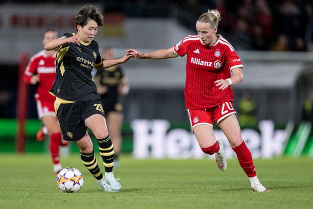 Kampf um den Ball Zweikampf zwischen Aoba Fujino (Manchester City WFC, 20) und Franziska Kett (FC Bayern Muenchen Frauen, 20) GER, FC Bayern Muenchen Frauen vs. Manchester City WFC, UEFA Womans Champions League, Ligaphase, 1. Spieltag, Spielzeit 2026 2027, 22.09.2026 (DFL DFB REGULATIONS PROHIBIT ANY USE OF PHOTOGRAPHS as IMAGE SEQUENCES and or QUASI-VIDEO). Foto: HMB Media Heike Feiner Copyright: HMBxMedia HeikexFeiner