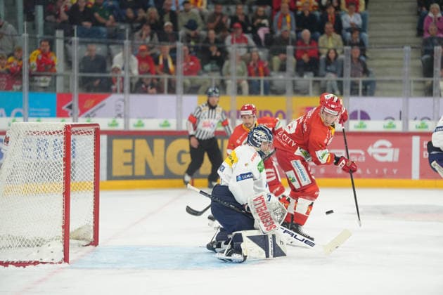 Biel Bienne, Switzerland - September 22: Fabio Hofer (16 EHCB) in action in front of Goalkeeper Philip Wuthrich (30 HCAP) during the National League match between EHC Biel-Bienne and HC Ambri-Piotta at Tissot Arena on September 22, 2026 in Biel Bienne, Switzerland. Copyright: xKjetilxWaberx xSPPx Sportspressphoto_SPR237215