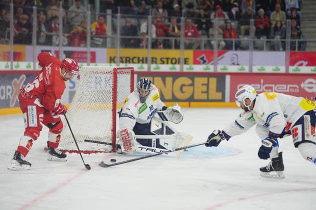 Biel Bienne, Switzerland - September 22: Fabio Hofer (16 EHCB) in action against Goalkeeper Philip Wuthrich (30 HCAP) during the National League match between EHC Biel-Bienne and HC Ambri-Piotta at Tissot Arena on September 22, 2026 in Biel Bienne, Switzerland. Copyright: xKjetilxWaberx xSPPx Sportspressphoto_SPR237217