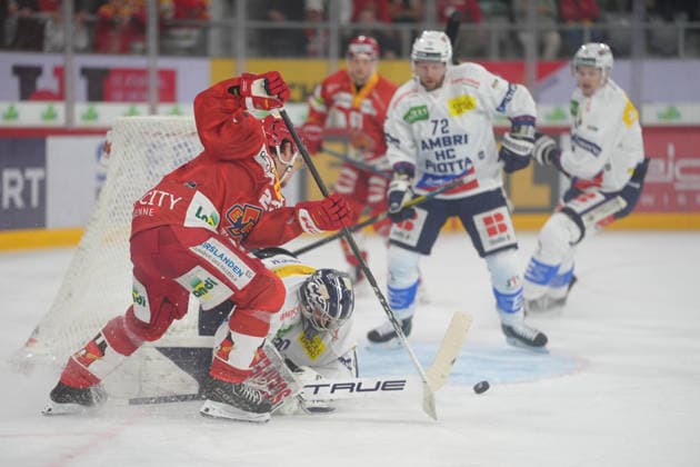 Biel Bienne, Switzerland - September 22: Mark Sever (23 EHCB) in duel against Goalkeeper Philip Wuthrich (30 HCAP) during the National League match between EHC Biel-Bienne and HC Ambri-Piotta at Tissot Arena on September 22, 2026 in Biel Bienne, Switzerland. Copyright: xKjetilxWaberx xSPPx Sportspressphoto_SPR237224
