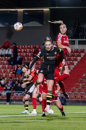 Giulia Gwinn (FC Bayern Muenchen Frauen, 07) bei der Kopfballabwehr im eigenen Strafraum gegen Alex Greenwood (Manchester City WFC, 05) GER, FC Bayern Muenchen Frauen vs. Manchester City WFC, UEFA Womans Champions League, Ligaphase, 1. Spieltag, Spielzeit 2026 2027, 22.09.2026 (DFL DFB REGULATIONS PROHIBIT ANY USE OF PHOTOGRAPHS as IMAGE SEQUENCES and or QUASI-VIDEO). Foto: HMB Media Heike Feiner Copyright: HMBxMedia HeikexFeiner