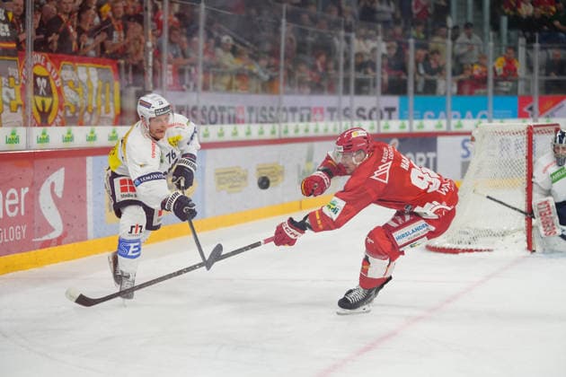 Biel Bienne, Switzerland - September 22: Nathan Schnarr (76 HCAP) against Gaetan Haas (92 EHCB) during the National League match between EHC Biel-Bienne and HC Ambri-Piotta at Tissot Arena on September 22, 2026 in Biel Bienne, Switzerland. Copyright: xKjetilxWaberx xSPPx Sportspressphoto_SPR237238