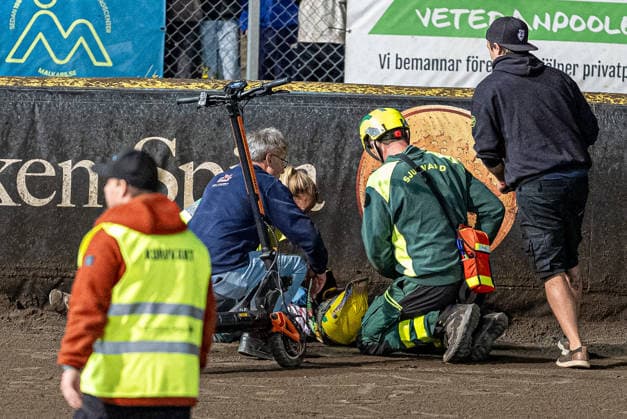 260922 Dackarna malillas Tomas Jonasson har ont under final tva i Elitserien mellan Västervik och Dackarna malilla den 22 september 2026 i Västervik. Copyright: OSCARxWALLIN BB260922BB561