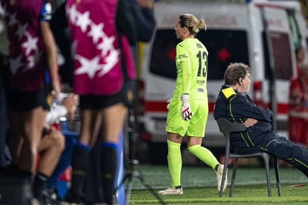 260922 Goalkeeper Jennifer Falk of Häcken receives a red card during the Women s Champions League football match between Inter and Häcken on September 22, 2026 in Monza. Photo: Carl Sandin BILDBYRAN kod CS CS0982 fotboll football soccer fotball uefa womens champions league inter häcken dam bbeng depp Copyright: CARLxSANDIN BB260922CS082