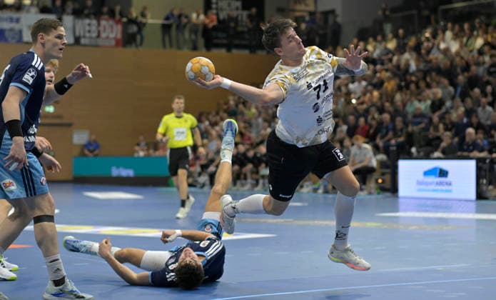22.09.2026, Dresdens Oliver Seidler erfolgreich gegen die Hamburger Abwehr, DHB-Pokal, HC Elbflorenz Dresden -HC Hamburg, (c) Dresden