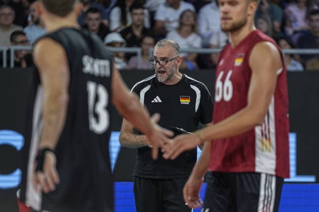 Poland v Germany - CEV Men s European Volleyball Championship 2026 quarterfinal SOFIA, BULGARIA - SEPTEMBER 22: Head Coach of Germany Massimo Botti gives tactics during the CEV Men s European Volleyball Championship 2026 quarterfinal match between Poland and Germany at Arena 8888 in Sofia, Bulgaria on September 22, 2026. Osmancan Gurdogan Anadolu Sofia Bulgaria. Editorial use only. Please get in touch for any other usage.  Copyright: x2026xAnadoluxOsmancanxGurdoganx